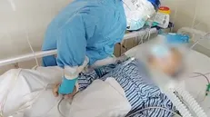 دلنوشته دردناک یک پرستار بخش کرونا/مدیریت مسئولان، تلفیقی از سیاست زدگی، احساسات و بی تدبیری