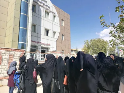 تجمع دانشجویان دانشگاه فرهنگیان کهگیلویه و بویراحمد/ دانشجویان را به خوابگاه زلزله&zwnj;زده و غیر قابل سکونت منتقل کردند!