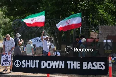 تظاهرات فعالان ضدجنگ علیه استفاده پایگاه‌های انگلیسی در تجاوز نظامی به ایران