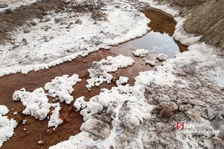روستای سرآقاسید یکی از مناطق گردشگری استان چهارمحال و بختیاری از توابع کوهرنگ است که علاوه بر باغ‌های سیب و انگور و چشمه‌های آب شیرین و آبشار‌ها، چشمه آب شور نیز دارد. این چشمه در ۲۰ کیلومتری روستا قرار دارد و تبدیل به کسب و کاری برای روستاییان شده است. زنان روستا حوضچه‌هایی برای ساختن نمک ایجاد کرده‎اند و با کار طاقت فرسا نمک تهیه می‌کنند.