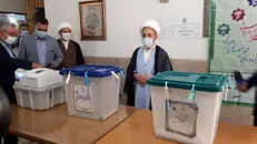 آیت الله العظمی سبحانی رای خود را به صندوق انداخت