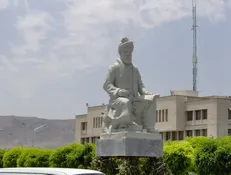 حاشیه‌های ساخت یک مجسمه ۳۸ متری در دانشگاه فردوسی مشهد!