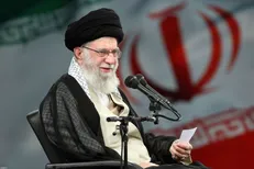 رهبر انقلاب: شهدا قهرمانان کشورند، اهالی هنر برای نسل جوان الگوسازی کنند/ شهدا سرنوشت ایران را عوض کردند