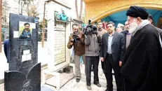 دست‌نوشته رهبر انقلاب در قرآن اهدایی به خانواده شهید آوینی+عکس