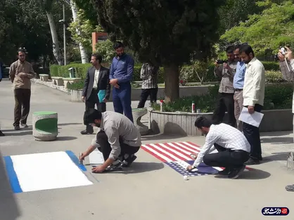 پرچم&zwnj;هایی که حاشیه&zwnj;ساز شد/ ماجرای قرار دادن ۲ صندلی سیمانی بر روی پرچم آمریکا و اسرائیل در دانشگاه پیام&zwnj;نور نجف&zwnj;آباد چیست؟!