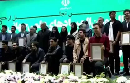 عکس یادگاری نشان&zwnj;آوران المپیاد&zwnj;های علمی جهان با رئیس&zwnj;جمهور