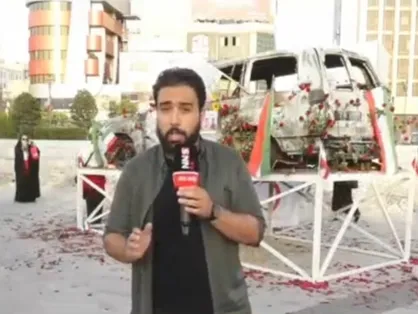 خودروی در آتش سوخته هلال احمر، یکی از اسناد جنایت رژیم صهیونیستی توسط مردم گل باران شد