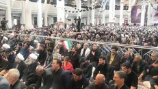 بیعت تاریخی در آستان شاه‌چراغ؛ مردم شیراز در نماز جمعه روز قدس با سومین خورشید ولایت تجدید پیمان کردند