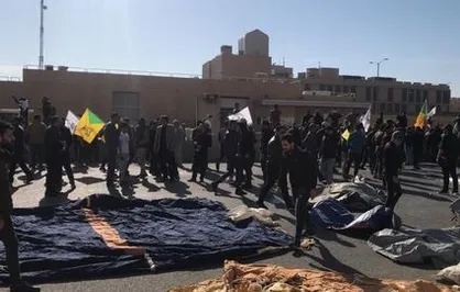 تحصن مردم عراق در برابر سفارت آمریکا و درخواست بستن آن +عکس