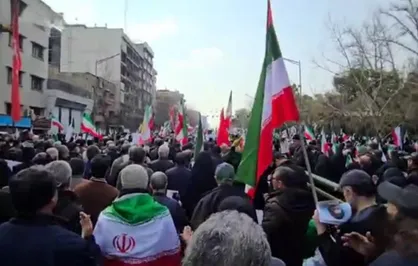 اهتزاز پرچم&zwnj;ها و حضور گسترده مردم شهر تهران در استقبال از پیکر شهدای جنگ رمضان