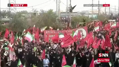 نوشته روی پارچه در دستان مردم: &laquo;ترامپ باید کشته شود&raquo;
