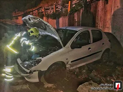سقوط خودرو به داخل کانال آب +عکس