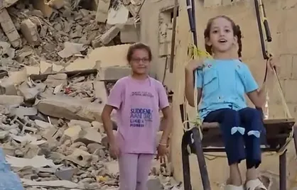تاب بازی کودکان فلسطینی در کنار آور&zwnj;هایی که زمانی خانه نام داشت