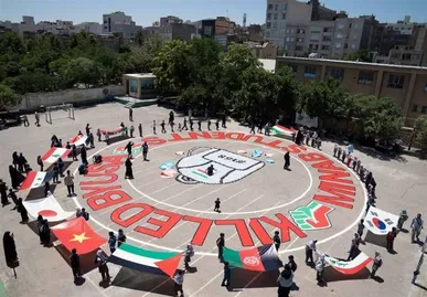 ۵۰۰۰ درنای کاغذی در مشهد به یاد کودکان شهید میناب پرواز کرد
