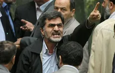 چه کسی باید استانداری که ناموس مردم غیور کُرد را برای سان دیدن فلان مهمان خارجی سوار اسب می‌کند، مواخذه کند؟