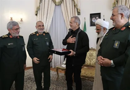 دیدار فرماندهان سپاه با پزشکیان/ پرچم حرم حسینی هدیه داده شد + عکس