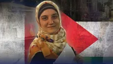 ورود مهدیه اسفندیاری فعال حقوق ملت فلسطین به کشور پس از آزادی از زندان در فرانسه + فیلم