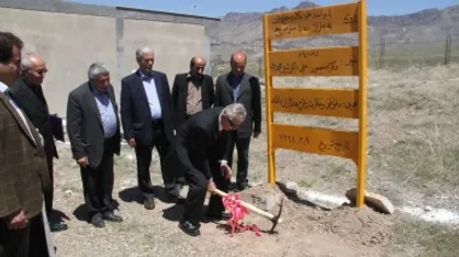 کلنگ احداث ۴ واحد خوابگاهی خیرساز در دانشگاه تفرش به زمین زده شد
