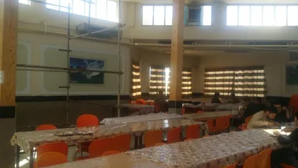 بنایی کنار صرف غذا در سلف دانشگاه آزاد اراک+ عکس