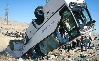 مصدوم شدن ۴ نفر در واژگونی اتوبوس مشهد - تهران