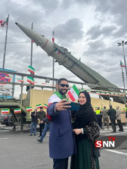 سلفی مردم با قدرت بازدارندگی ایران در حاشیه راهپیمایی ۲۲ بهمن+ تصاویر