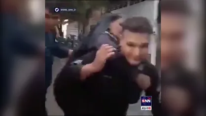 کمک مامور پلیس به یک پیرزن در آبگرفتگی مرودشت فارس