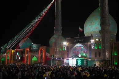 گزارش خبرنگار SNN TV از مسجد جمکران در شب آغاز امامت مهدی موعود(عج)/چشم‌هایمان را نذر آمدنش می‌کنیم+فیلم