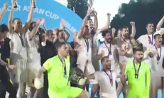 بالابردن جام قهرمانی آسیا توسط بازیکنان تیم ملی فوتبال ساحلی