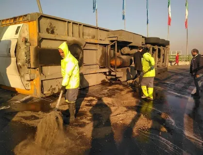 واژگونی یک دستگاه تریلر در بزرگراه آزادگان تهران +عکس
