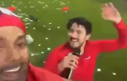آوازخوانی جالب سردار آزمون در امارات