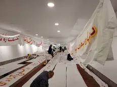 نصب ۱۰۰۰ قطعه پارچه نویسی شعار‌های انقلاب در مسیر راهپیمایی۲۲ بهمن