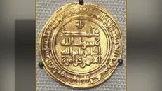 رونمایی از ۹۸ سکه تاریخی مزین به نام پیامبر اسلام (ص) در حرم رضوی