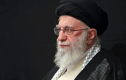 یکی از مهمترین خصوصیات آقای رئیسی مردمی&zwnj;بودن بود. این باید برای همه&zwnj;ی ماها، برای دولت&zwnj;ها و رؤسای دولتها، برای اعضاء دولت&zwnj;ها الگو باشد