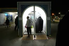 برپایی تونل ضدعفونی در باب الشهدا مسجد جمکران