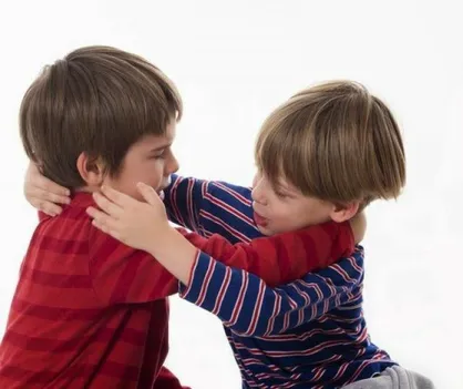 چرا برخی کودکان غیر ارادی کودک دیگری را کتک میزنند؟