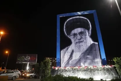 رونمایی از بزرگترین نماد شهری رهبر شهید در قم