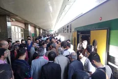 ایستگاه چیتگر قفل شد/ کسی پاسخگو نیست +عکس