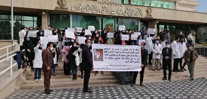 تعدادی از دانشجویان دکتری تخصصی علوم پزشکی شیراز تجمع کردند