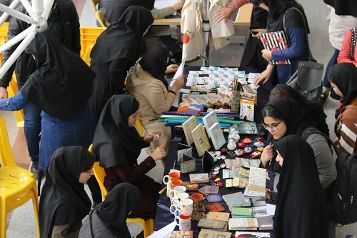برگزاری نمایشگاه خیریه با هدف کمک به کودکان زلزله زده توسط انجمن اسلامی دانشجویان دانشگاه صنعتی کرمانشاه