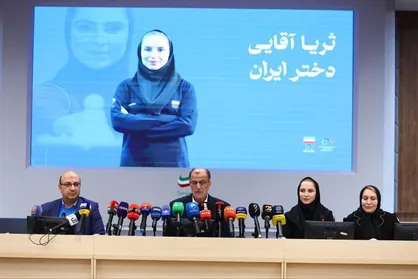 ثریا آقایی: این افتخار متعلق به همه دختران ایران است / ادای احترام ثریا آقایی، نماینده ایران در IOC کمیته بین&zwnj;المللی المپیک به پرچم ایران + فیلم