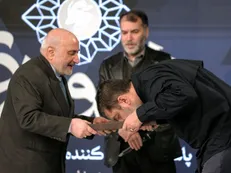 چفیه مادر شهیدان خالقی پور به سید محمود رضوی رسید / دستکش ننه عصمت در دستان نویسنده فرانسوی