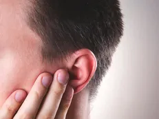 علت قرمزی و داغی گوش‌ها چیست؟