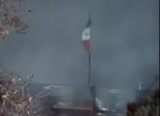 ایران؛ پرچم و نامی که همیشه باقی خواهد ماند / اهتزار پرچم ایران بالای حسینیه‌ای که در آتش آشوبگران در حال سوختن بود +فیلم