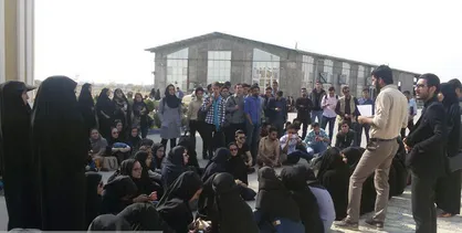 تجمع دانشجویان دانشگاه فرهنگیان کهگیلویه و بویراحمد/ دانشجویان را به خوابگاه زلزله&zwnj;زده و غیر قابل سکونت منتقل کردند!