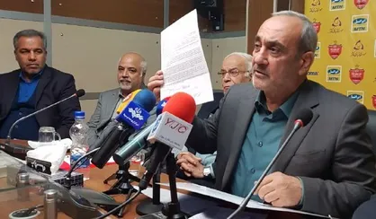 گرشاسبی توافق نامه با ریزه اسپور را به خبرنگاران نشان داد/ پایان بحران+عکس