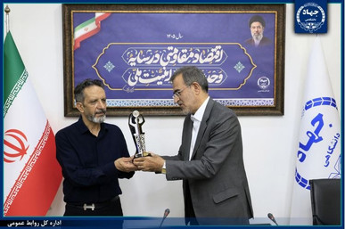 تجلیل رئیس جهاددانشگاهی از پدر دانشجوی شهید علی ناظم