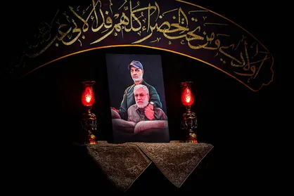 مداحی محمود کریمی در تجلیل از مقام شهیدان سلیمانی و ابومهدی