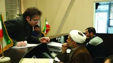 مسئولان وزارت علوم در میز خدمت پاسخگویی مراجعین هستند
