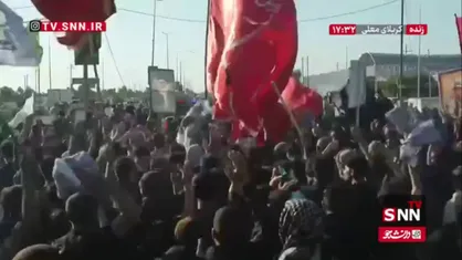 یزله عراقی ها در مقابل کاروان پیکر رهبر شهید انقلاب در ورودی کربلا