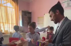 تصاویری از برگزاری جشن روز معلم برای بسیجی شهید حسین بابری در کلاس درس